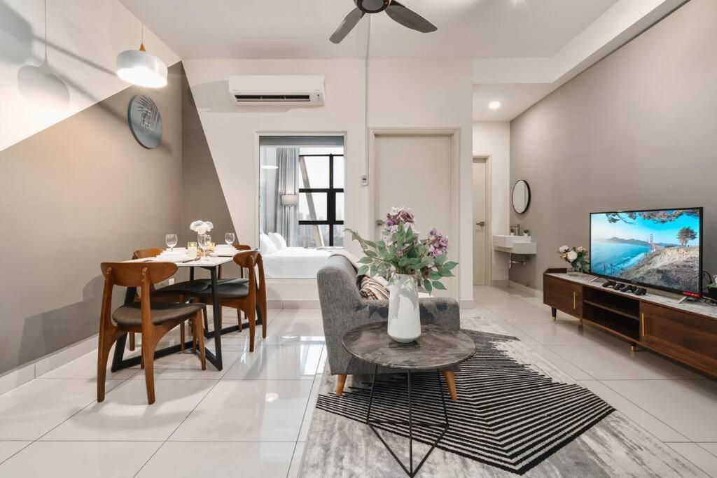 Pangsapuri Arte Mont Kiara-klcc View-netflix-gameconsole-3pax Kuala Lumpur